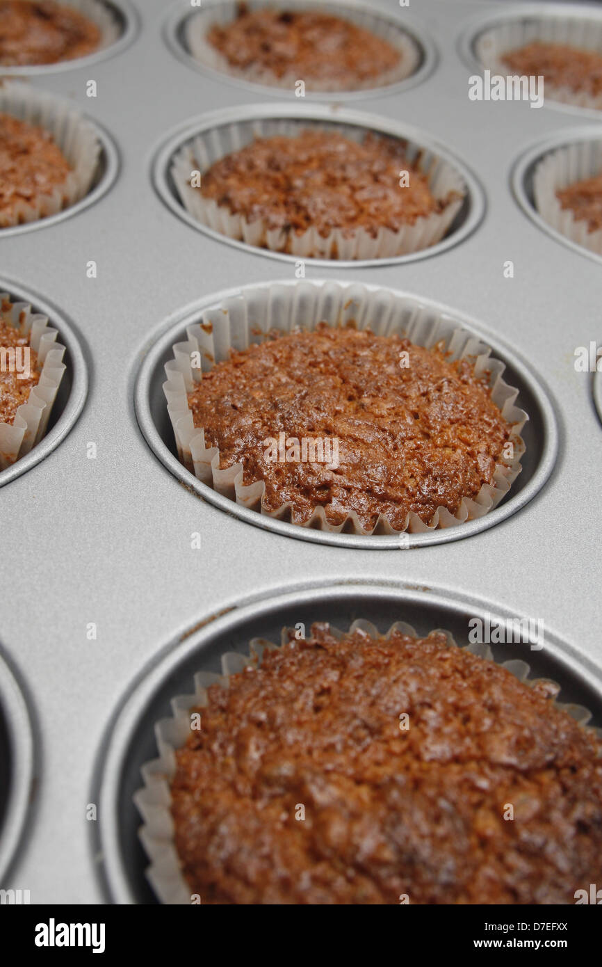Karotte und Pistazien Cupcakes im Muffinbackblech Stockfoto