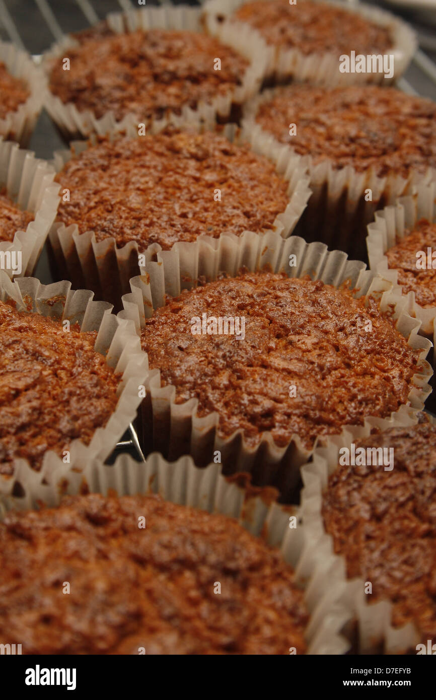 Karotte und Pistazien Cupcakes abkühlen auf Draht rack Stockfoto