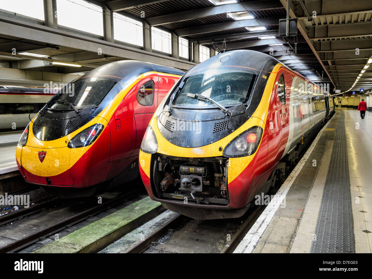 Pendolino-Züge von Virgin Trains betrieben warten an der Euston Station, London, England. Einer scheint Wartungsarbeiten durchgeführt werden. Pendolino-Zug Stockfoto