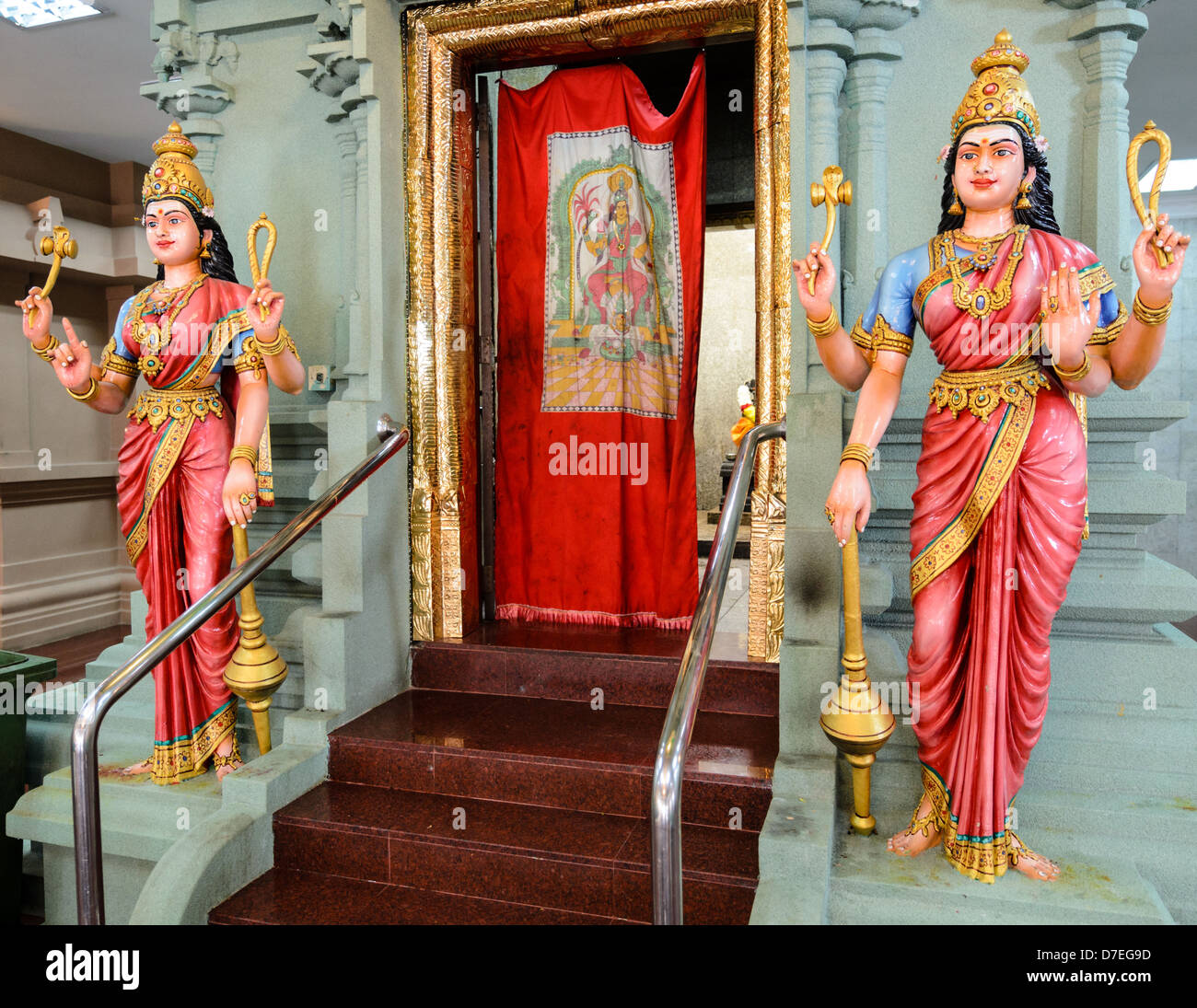 Vierarmige Gottheiten schützen das innere Heiligtum der einen Hindu-Tempel. Stockfoto
