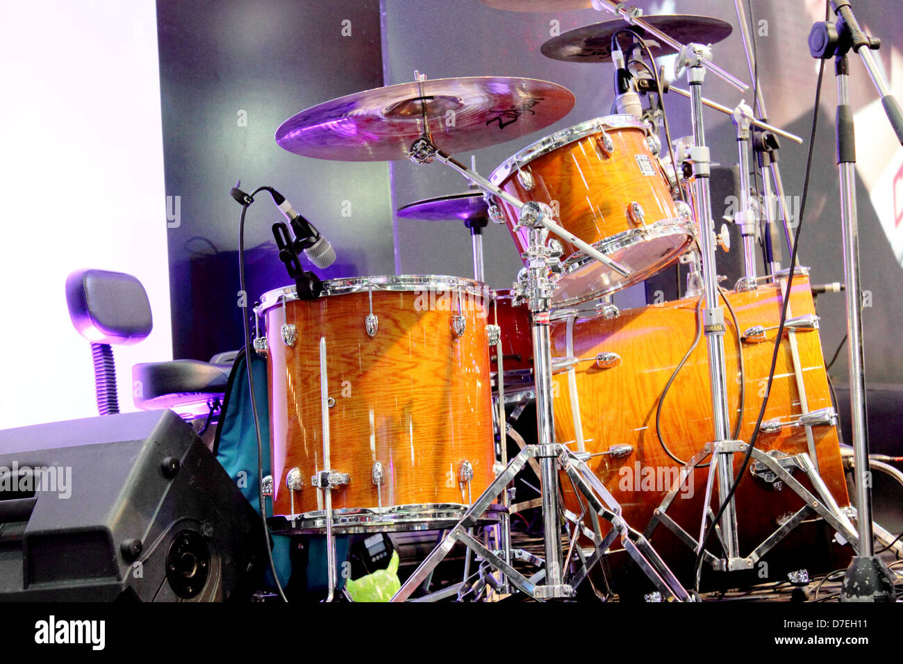 Konzertbühne eingerichtet mit einem Drum-set Stockfoto