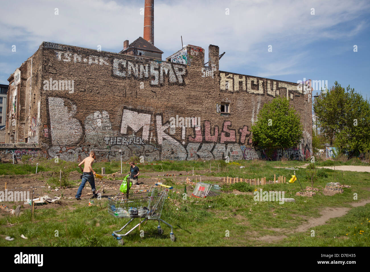 Zwei Bürger, die ihre eigenen Gemüseanbau auf eine industrielle Taille Grundstück in Berlin, Deutschland Stockfoto