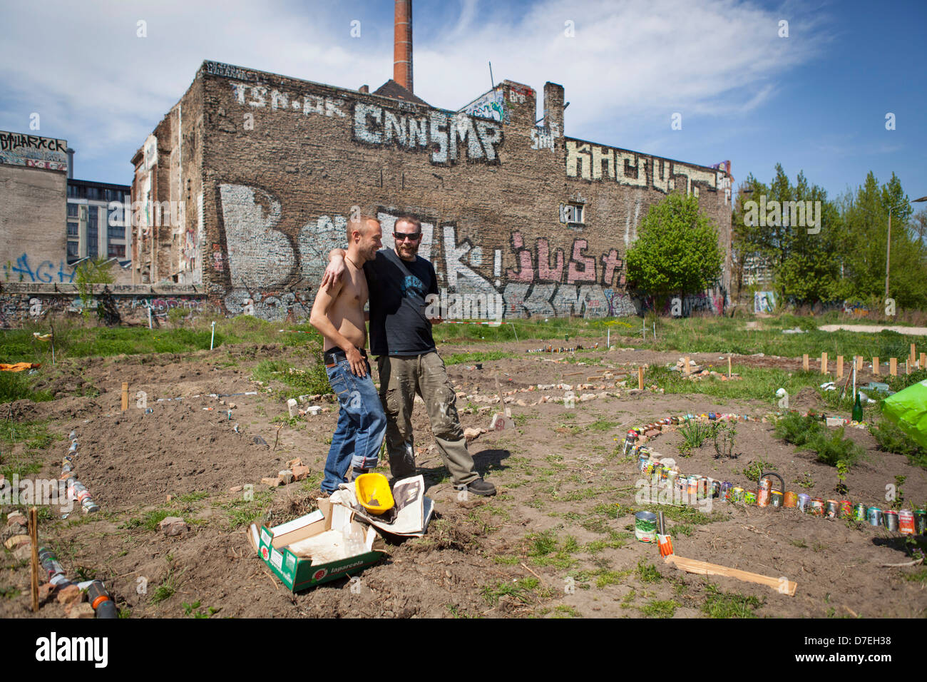 Zwei Bürger, die ihre eigenen Gemüseanbau auf eine industrielle Taille Grundstück in Berlin Stockfoto