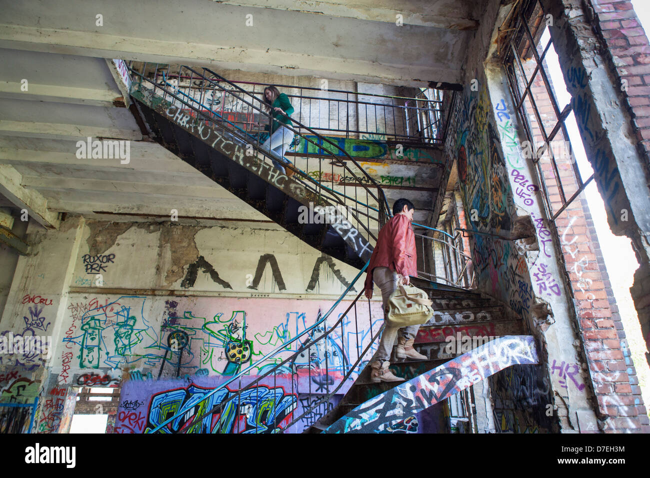 Zwei Frauen besucht Industriekultur an der verlassenen ehemaligen Eisfabrik Berlin Stockfoto