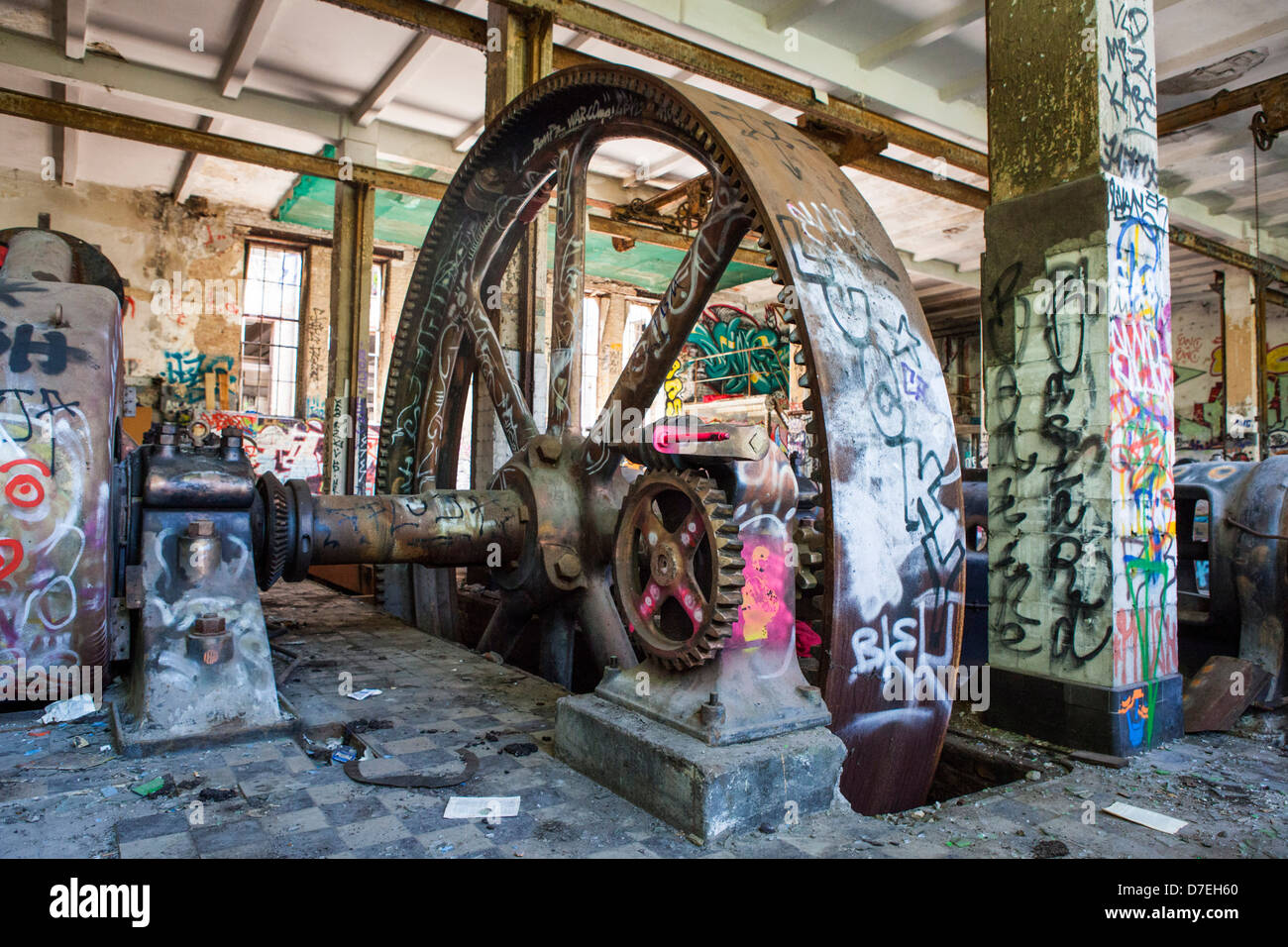 Industriekultur in verlassenen ehemaligen Eisfabrik Berlin mit Getriebe und eine Menge von Graffiti (Deutschland) Stockfoto