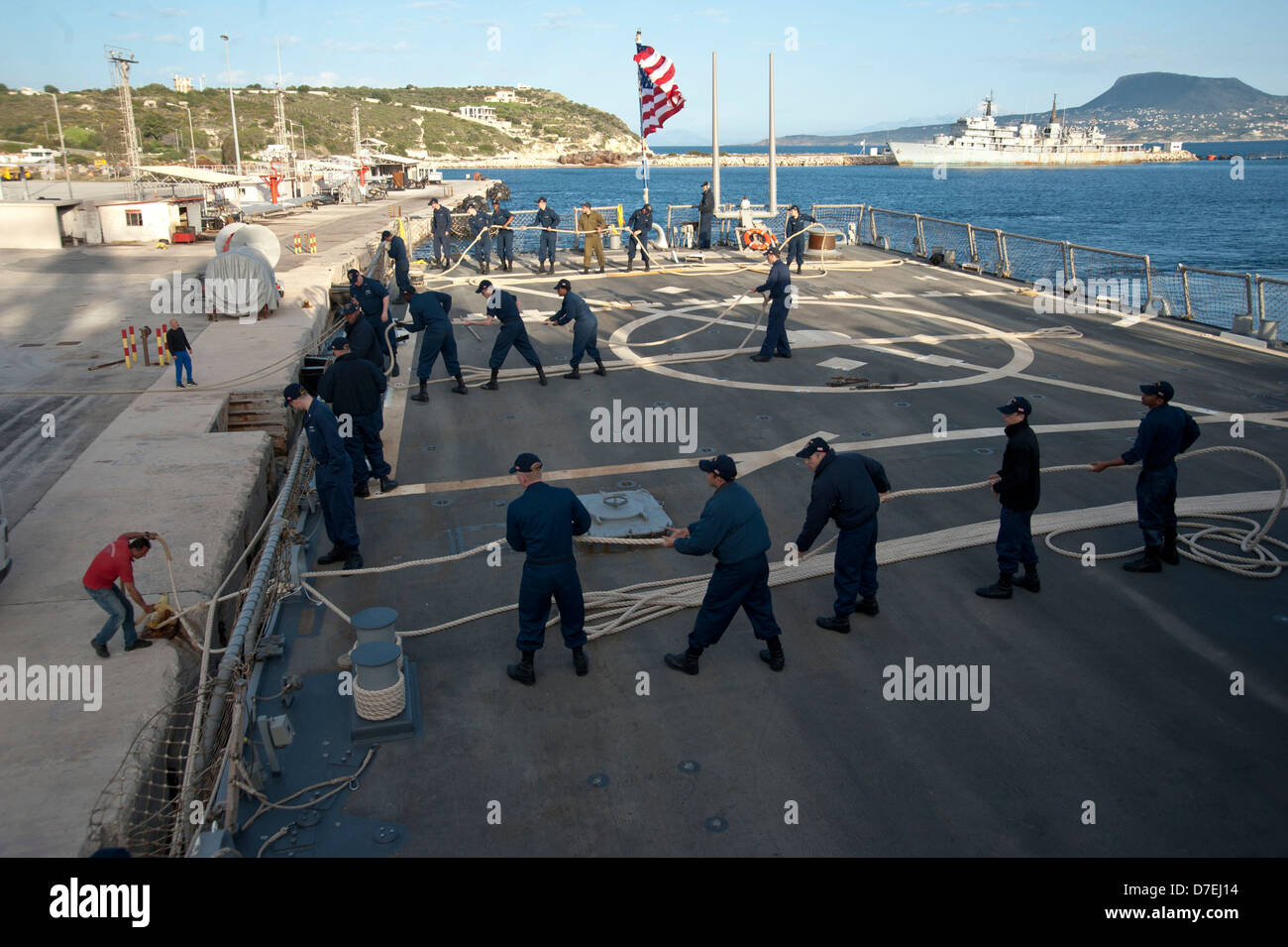 USS Barry fährt Souda-Bucht. Stockfoto