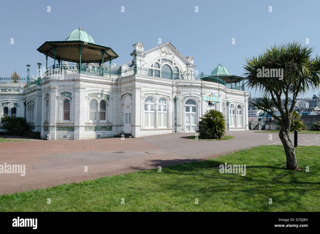 Ungenutzte Pavillon in Torquay an einem sonnigen Tag Stockfoto
