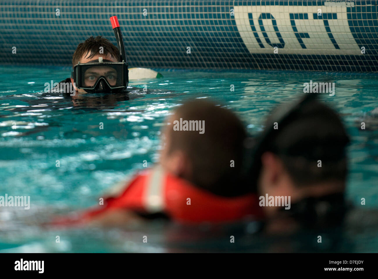 Suche und Rettung Schwimmer lernen grundlegende Rettungstechniken. Stockfoto