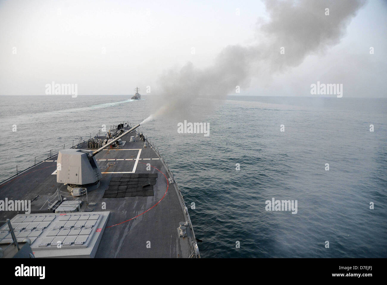 USS McCampbell feuert sein 5-Zoll/54-Kaliber (Mk 45) leichtes Geschütz. Stockfoto