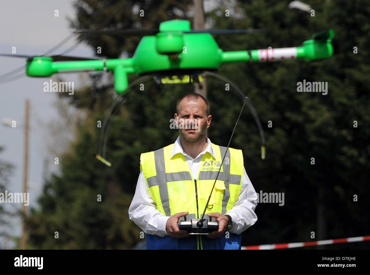 Drohne-Pilot steuert den Flug seine Drohne in Berlin, Deutschland, 6. Mai 2013. Der remote gesteuerte Helikopter soll Kabel des Telekommunikationsunternehmens Telekom künstlichen DNA zuweisen, um Diebstähle von Kupfer zu verhindern. Foto: BRITTA PEDERSEN Stockfoto