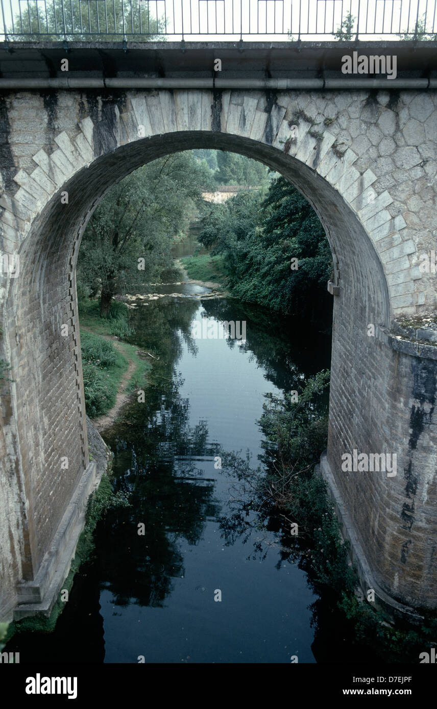 Steinerne Brücke über den kleinen Fluss, Languedoc, Frankreich Stockfoto