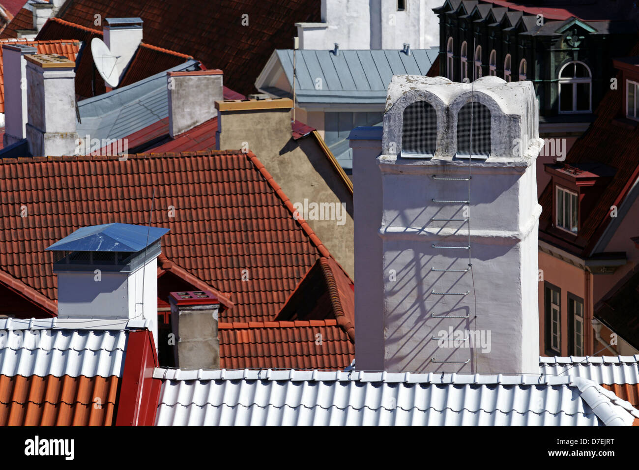 Schornstein vor dem Hintergrund der Dächer der Häuser Stockfoto