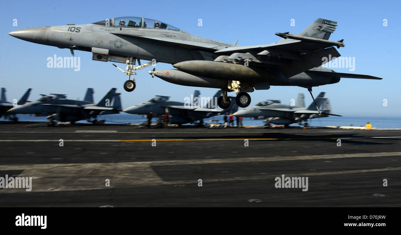 Eine F/A-18F landet an Bord der USS John C. Stennis. Stockfoto