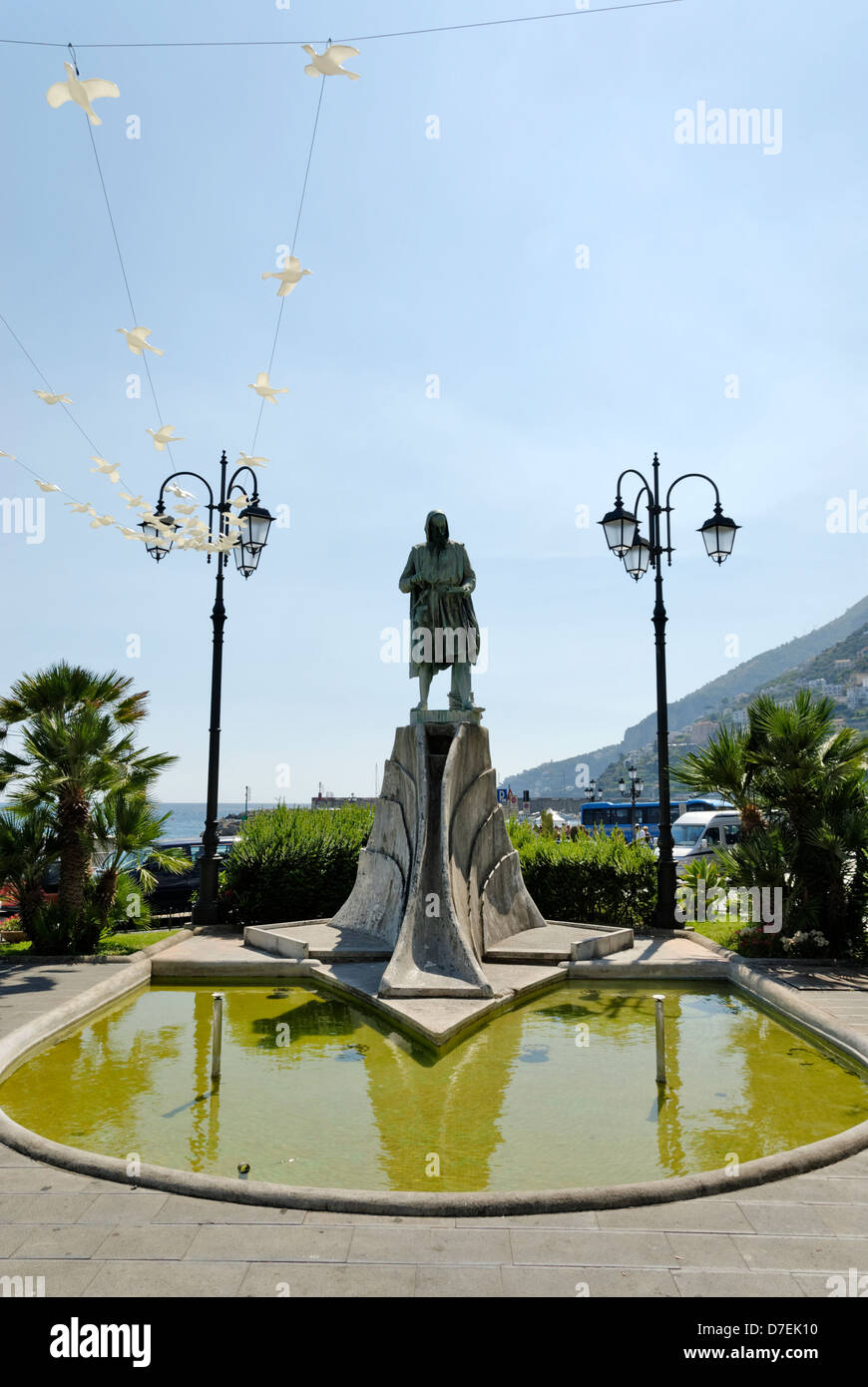 Amalfi. Campania. Italien. Blick auf die Satzung des Flavio Gioia in die Piazza Flavio Gioia in der Stadt Amalfi. Ein Händler naviga Stockfoto