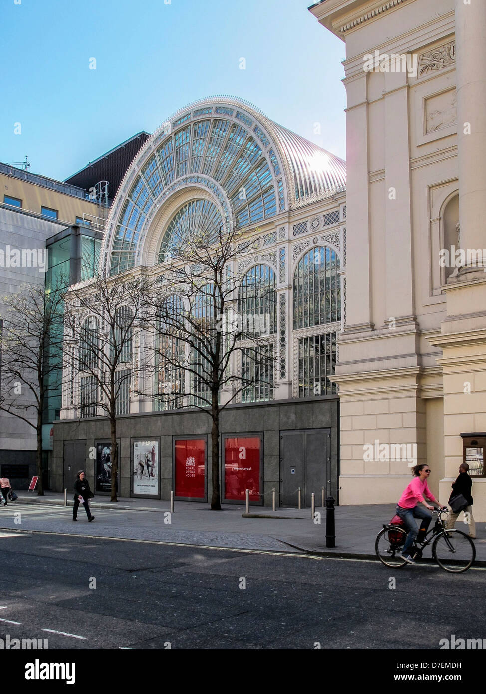 Paul Hamlyn Hall, Glass and Steel Atrium mit Zugang zum Opernhaus Auditorium. Bow Street, Covent Garden, London, Großbritannien. Stockfoto