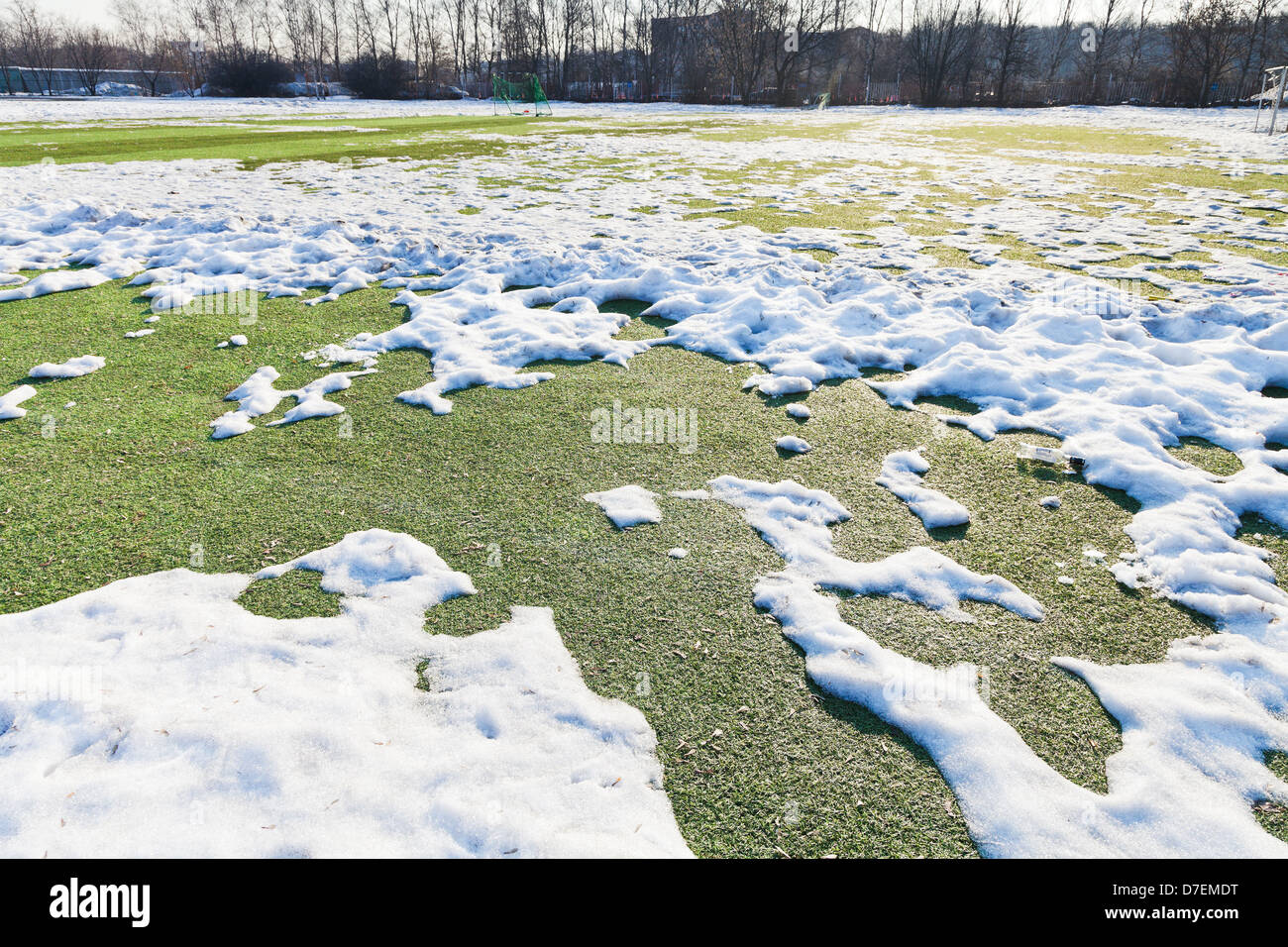 verschneite Outdoor-Fußballplatz in Frühjahr vor-und Nachsaison Stockfoto