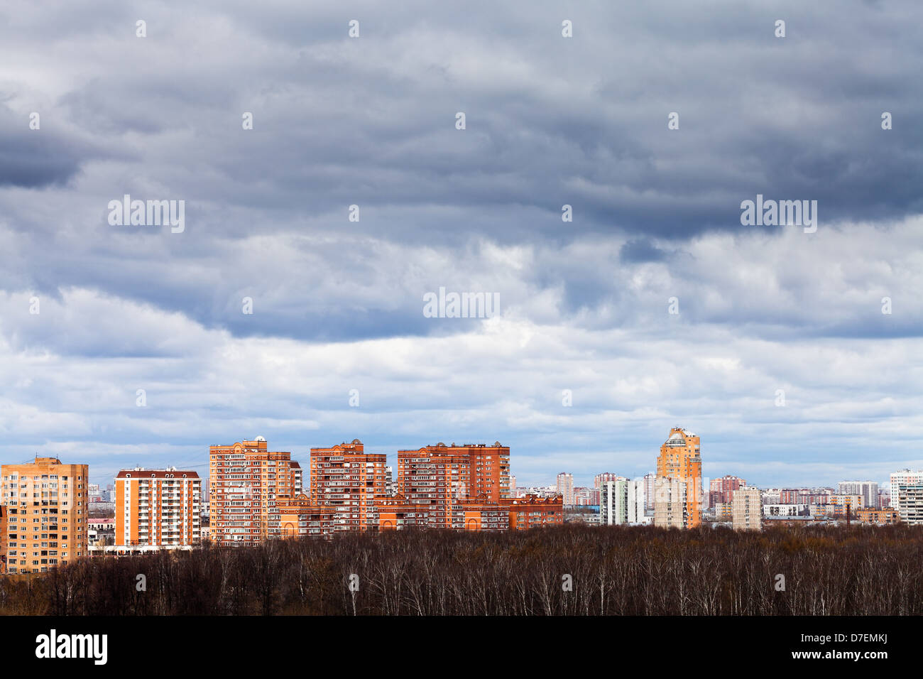 niedrigen grauen regnerischen Wolken unter den städtischen Häusern im Frühjahr Stockfoto