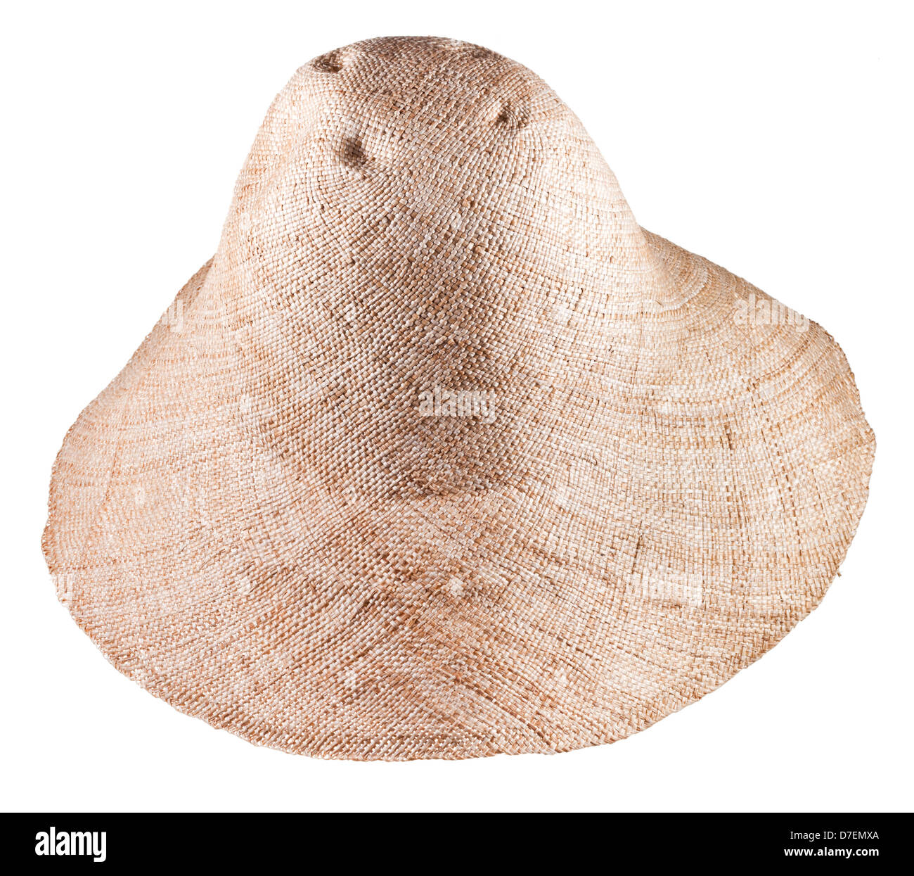 einfachen ländlichen Stroh breiter Krempe Hut isoliert auf weißem Hintergrund Stockfoto