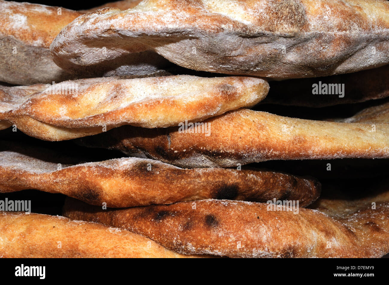Frisch gekochte Koriander und Knoblauch Naan-Brot. Stockfoto