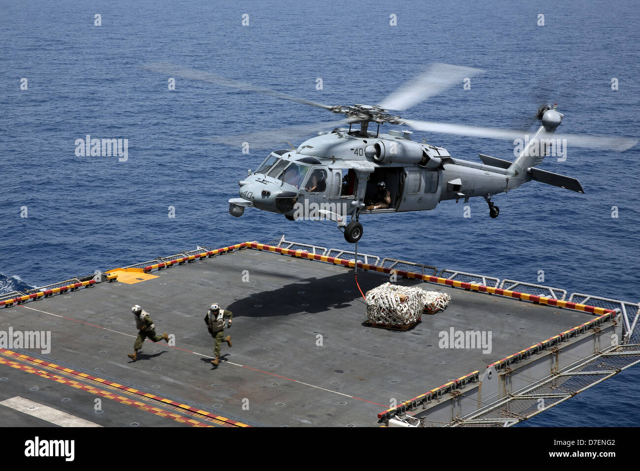 USS Kearsarge führt Flugbetrieb. Stockfoto