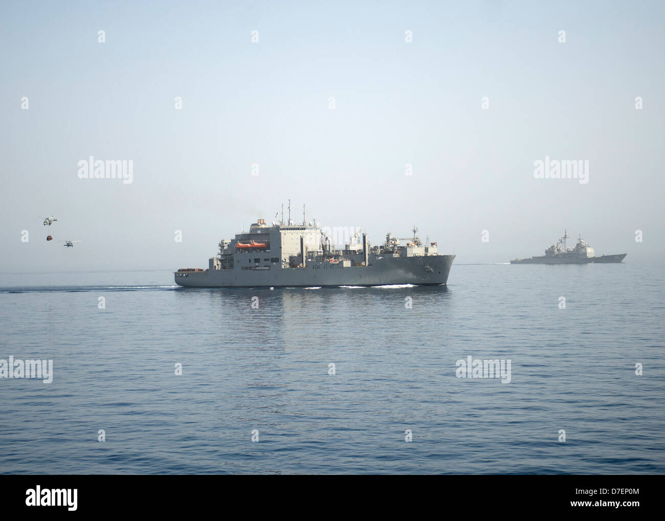 USNS Medgar Evers führt eine vertikale Nachschub. Stockfoto