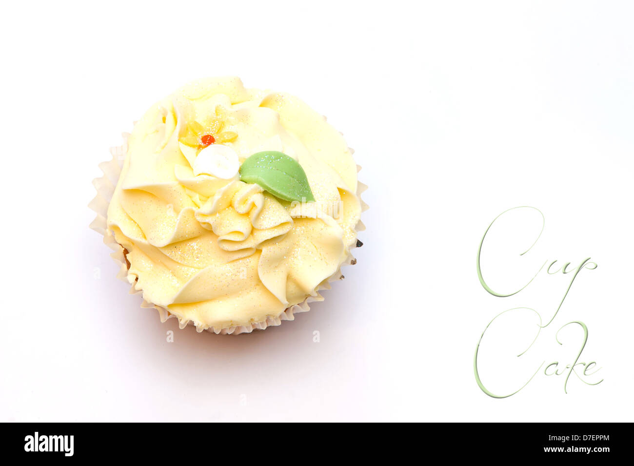 hausgemachte cremige Luxus Tasse Kuchen mit detaillierten Blume und funkelt Stockfoto