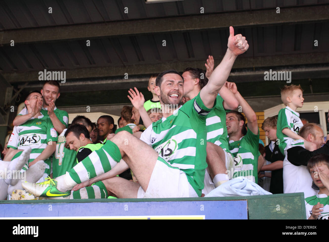 Yeovil Town Football Club-Spieler Jamie McAllister feiert einen Sieg gegen Sheffield United am 6. Mai 2013, die sie nach Wembley die Npower League 1 Play Off Finale dauert Stockfoto