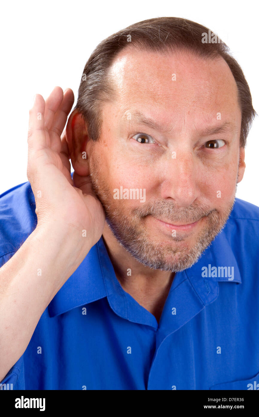 Ältere Menschen mit einem Hörverlust Tassen seine Hand an sein Ohr zu helfen, die Töne zu hören. Stockfoto