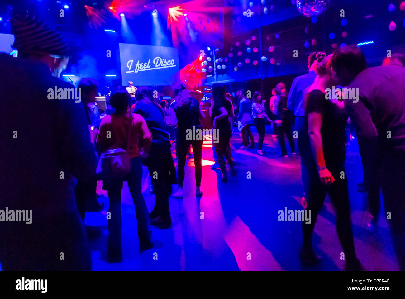 Paris, Frankreich, große Menschenmenge Tanzfläche im French Nightclub, Special Disco Floor, Music Night, im Lyric the-Theatre. Nachtklubtanz Stockfoto