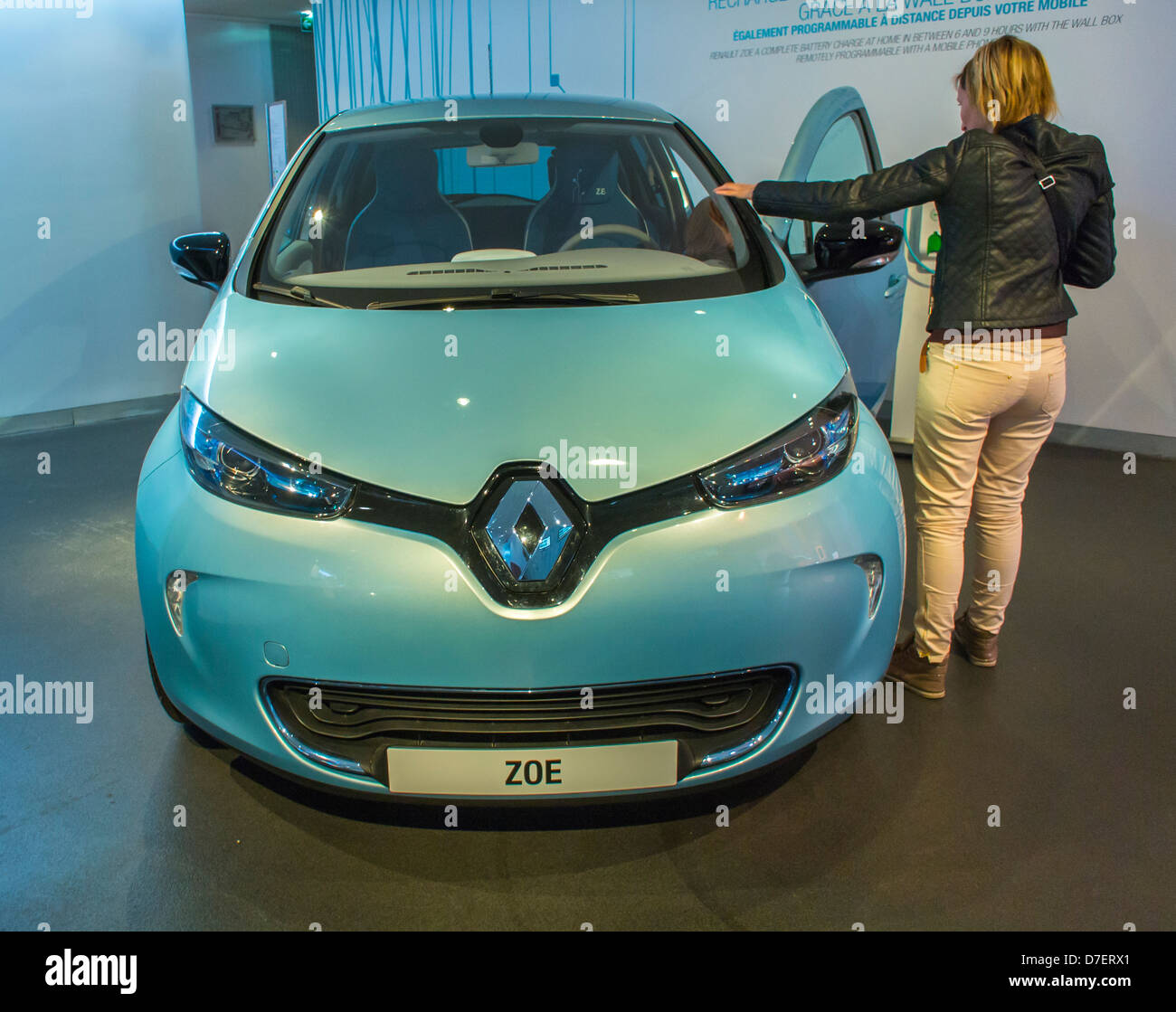 Paris, Frankreich, Renault Corporation, New Car Showroom, Inside Store