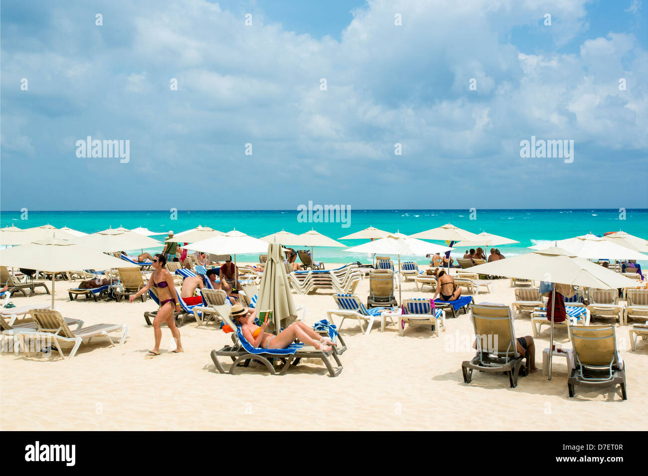 Mamitas Beach Club, Menschen, die sich am Strand genießen Stockfoto