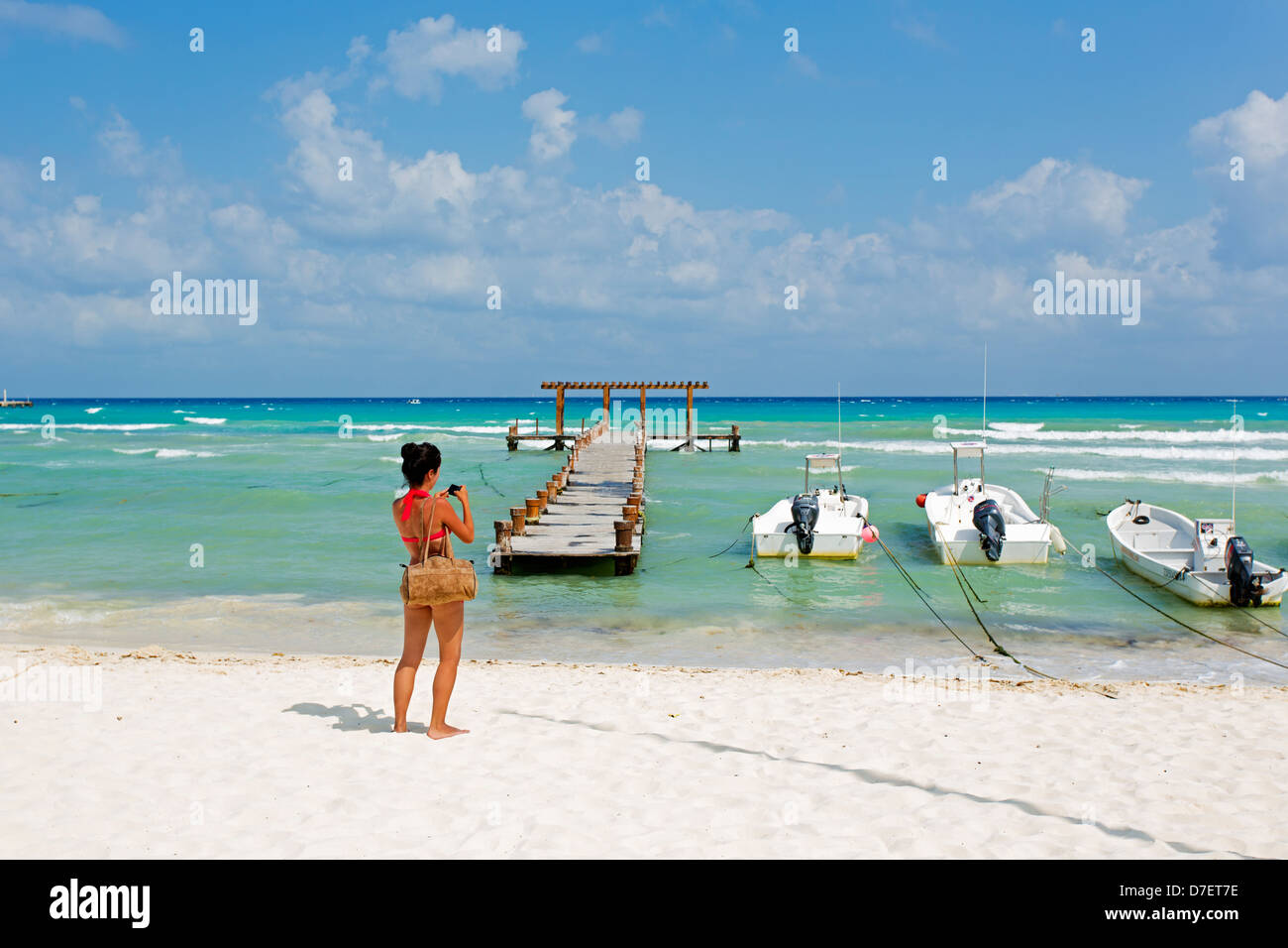 Frau, die Strand-Szene mit Steg und Angelboote/Fischerboote fotografieren Stockfoto