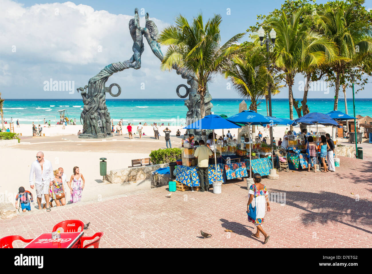 Portal Maya Skulptur "Maya-Tor" befindet sich im Parque Fundadores mit Maya-Frauen verkaufen frisches Obst Stockfoto