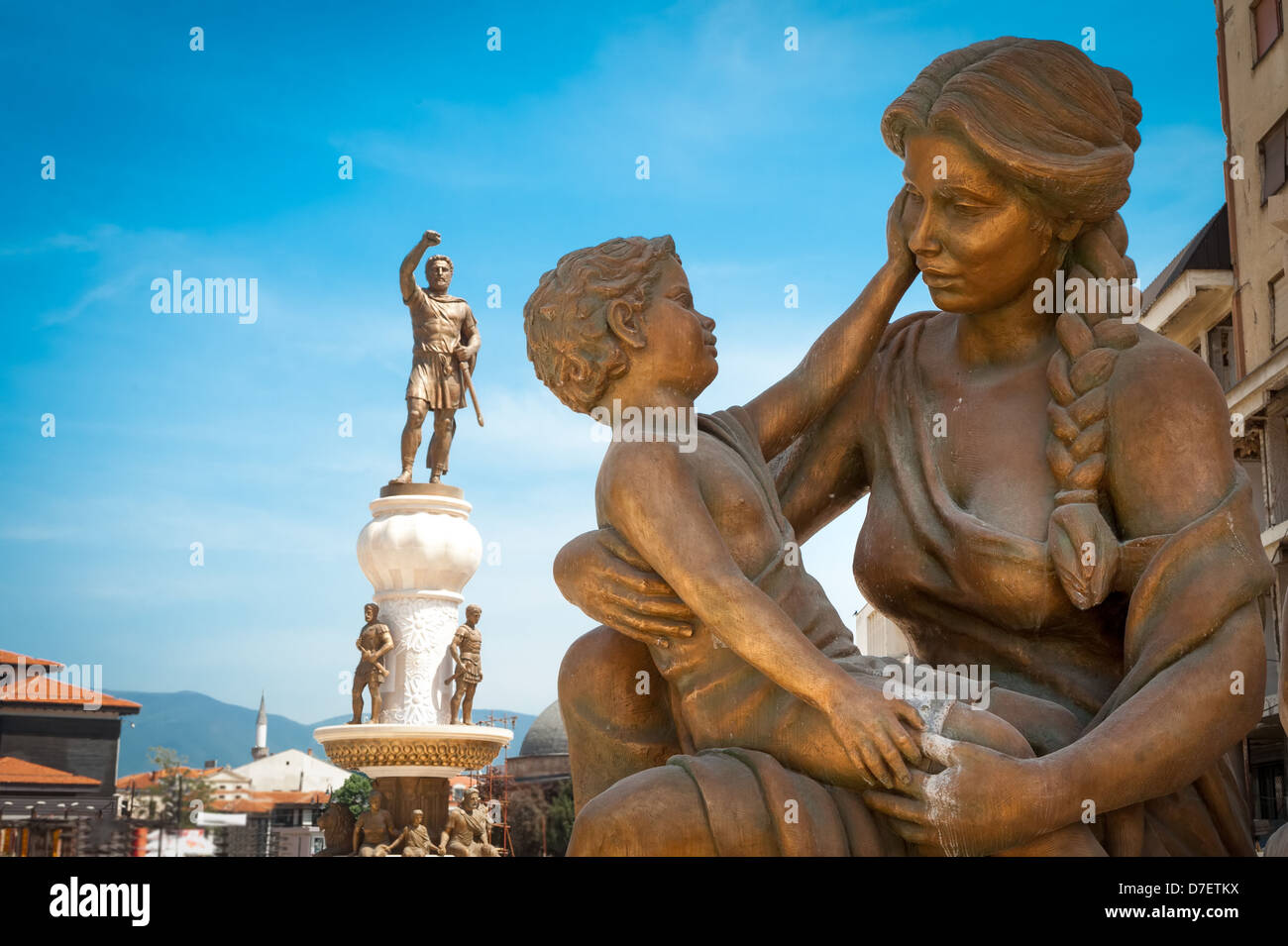 Statue der Mutter & Sohn und Statue von Alexander dem großen im Hintergrund, im Zentrum von Skopje (Innenstadt), Mazedonien (FYROM) Stockfoto