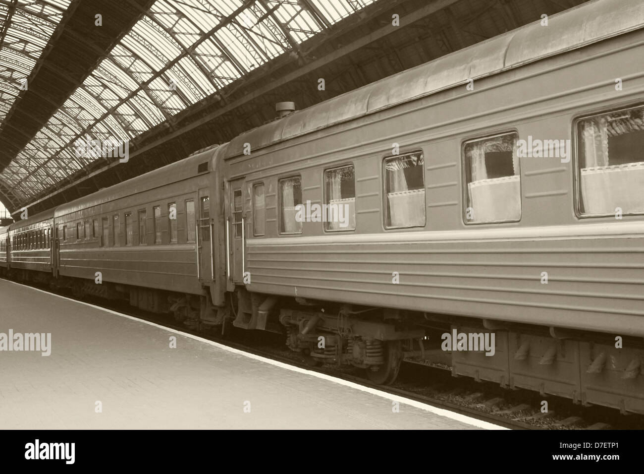 Zug am Bahnhof in sepia Stockfoto