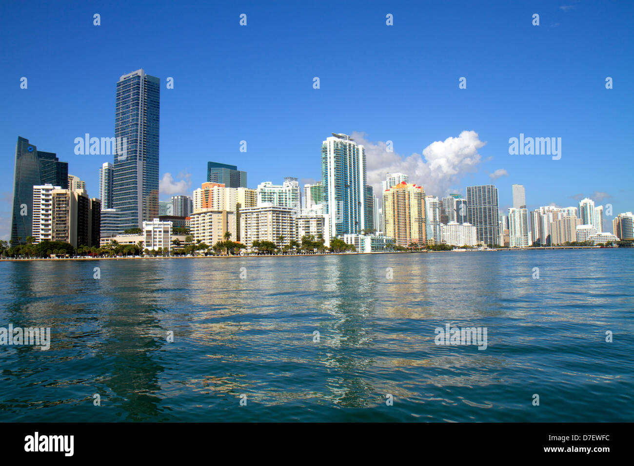 Miami Florida, Biscayne Bay Water, City Skyline Cityscape, Brickell, Downtown, Wasser, Wolkenkratzer, Hochhaus Wolkenkratzer Wolkenkratzer Gebäude Kondom Stockfoto