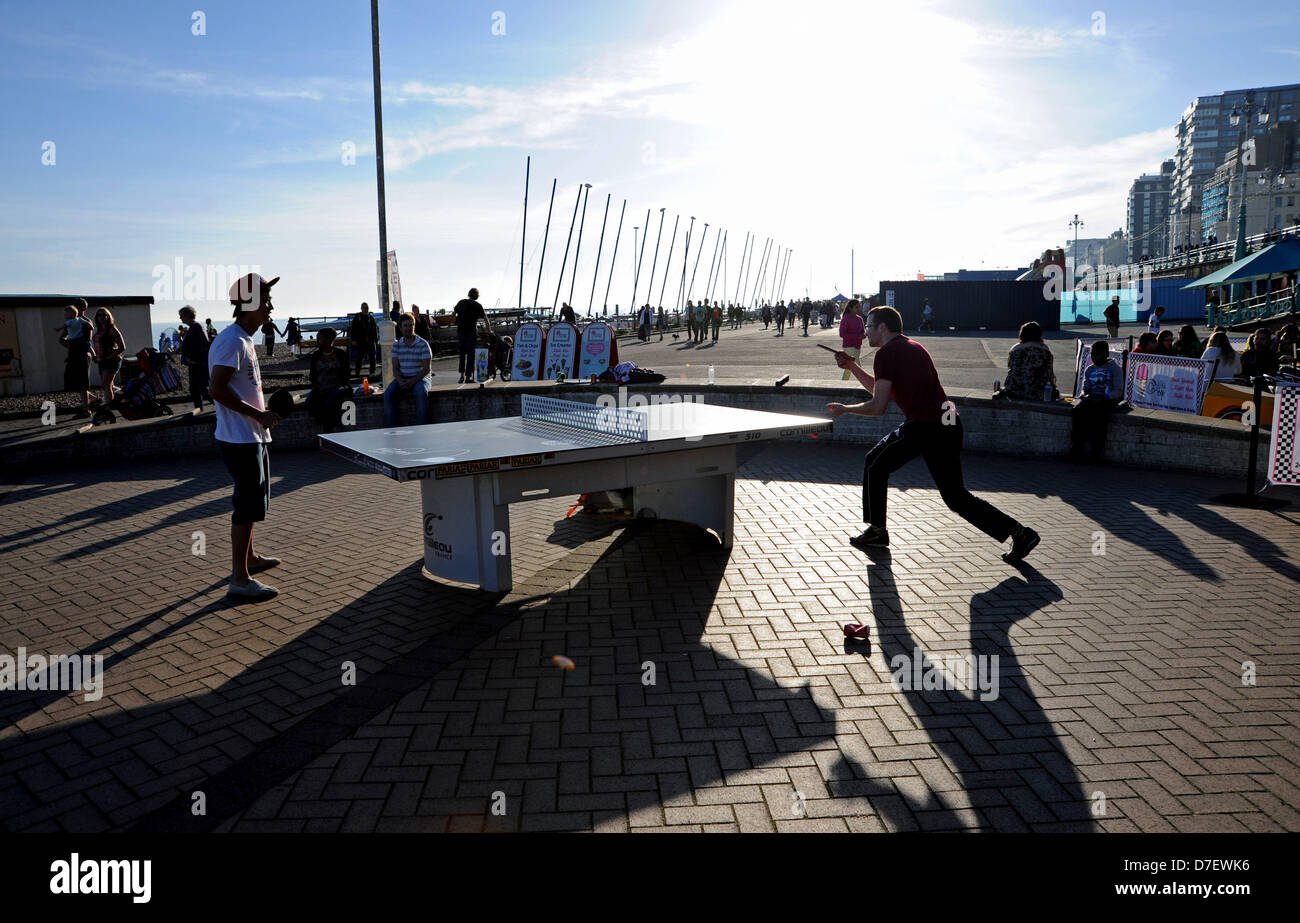 Brighton UK geht 6. Mai 2013 - Tischtennis spielen, wie die Sonne auf Brighton Seafront nach einem langen, heißen Tag auf während die kann Bank Holiday Montag Stockfoto