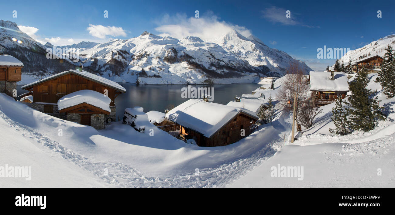 Verschneite Straße in Val d'Isere auf einem blauen Himmel Tag Stockfoto