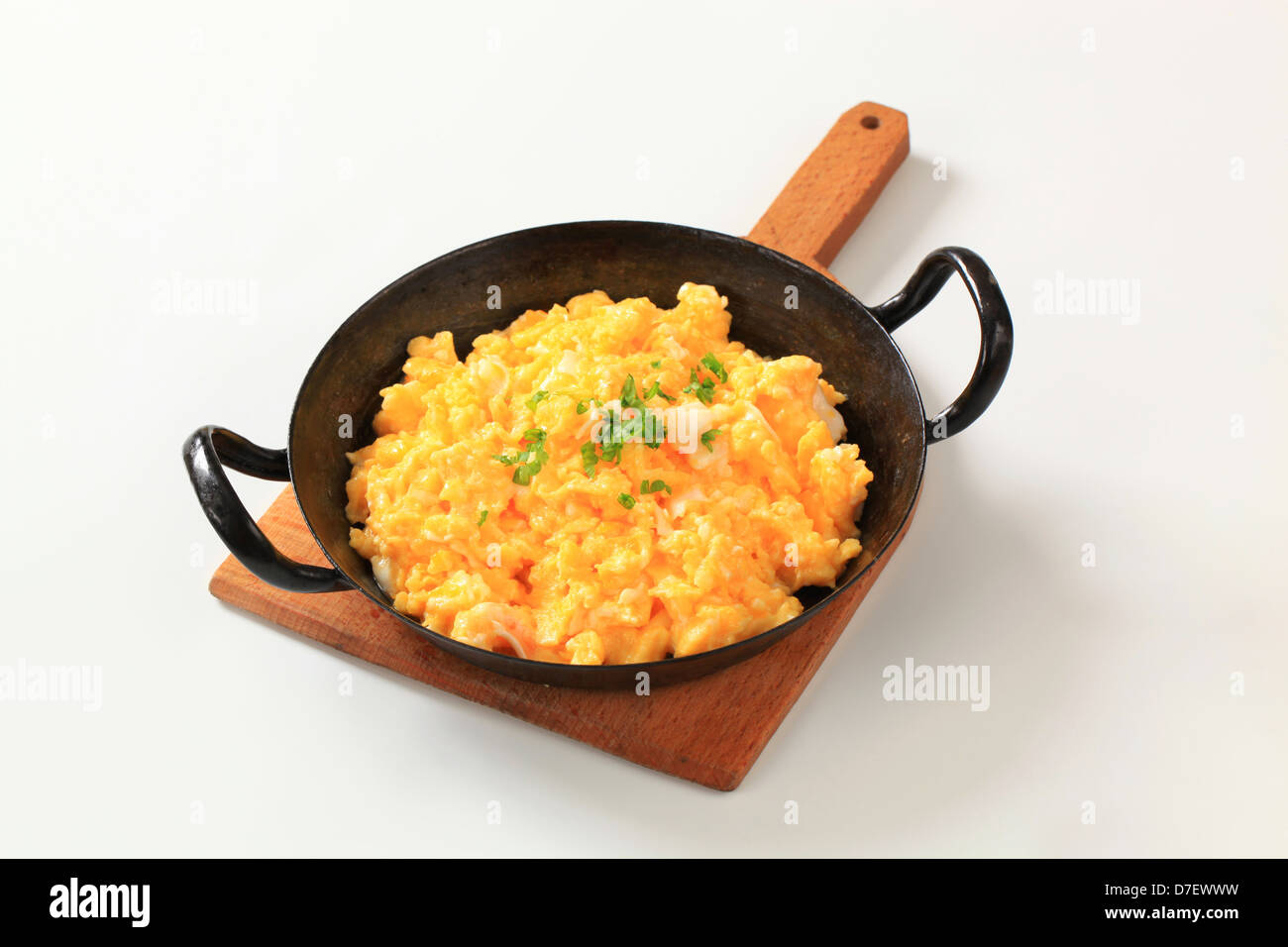 Rührei in einer Pfanne Stockfoto