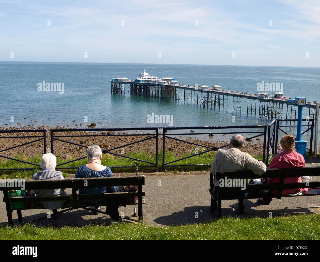 Älteres Ehepaar mit Blick auf Pier in Llandudno Wales UK Stockfoto