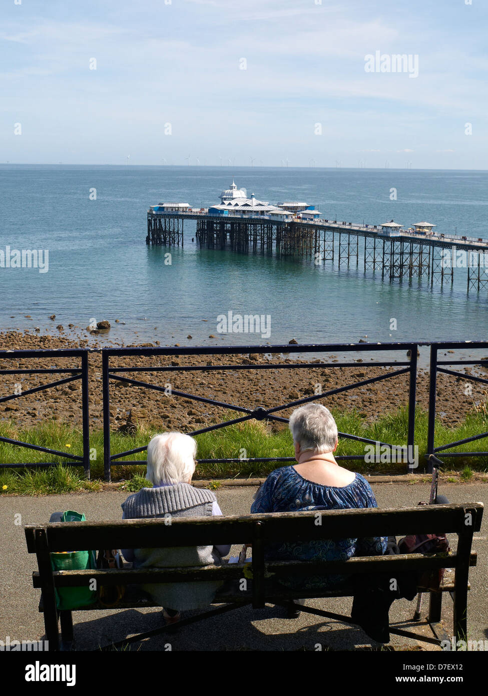 Ältere Menschen mit Blick auf den Pier in Llandudno Wales, Großbritannien Stockfoto