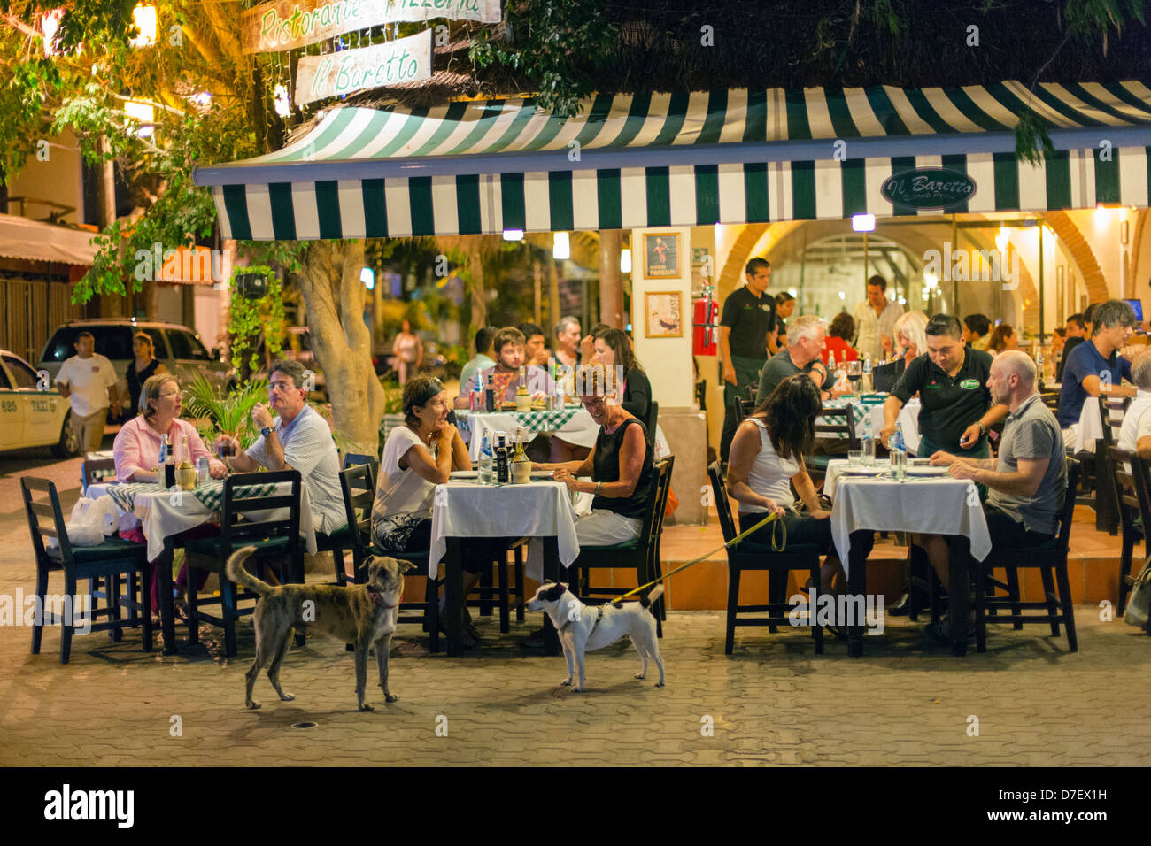 Menschen in einem Outdoor-Restaurant für das Abendessen auf der 5th Avenue in Playa del Carmen Stockfoto
