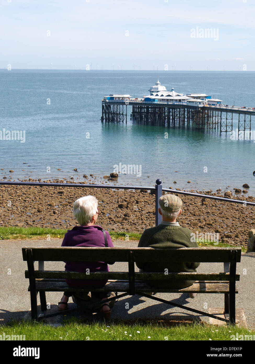Älteres Ehepaar mit Blick auf Pier in Llandudno Wales UK Stockfoto