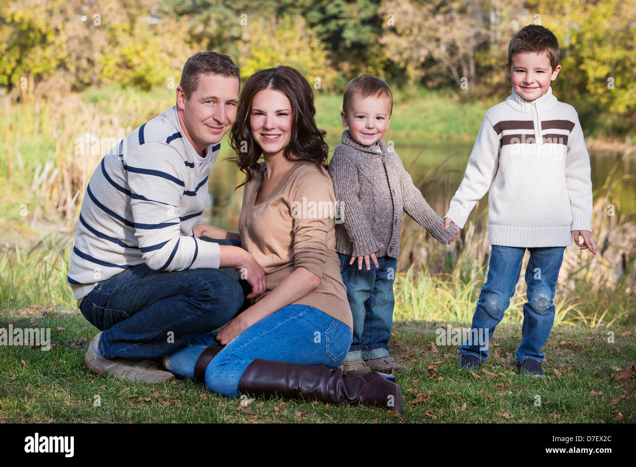 Familienportrait im Herbst; St. Albert Alberta Kanada Stockfoto