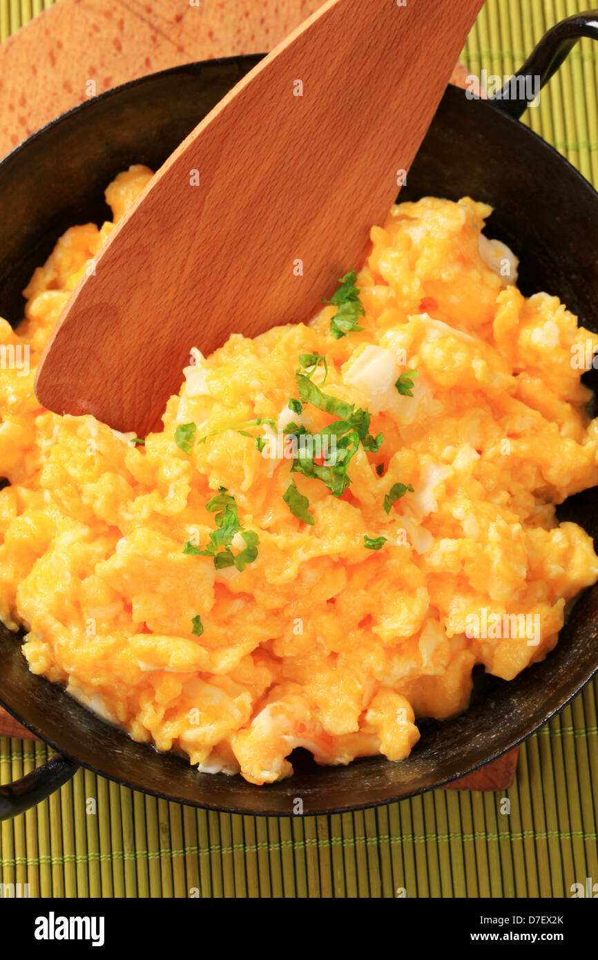 Rührei in einer Pfanne - bereit Stockfoto