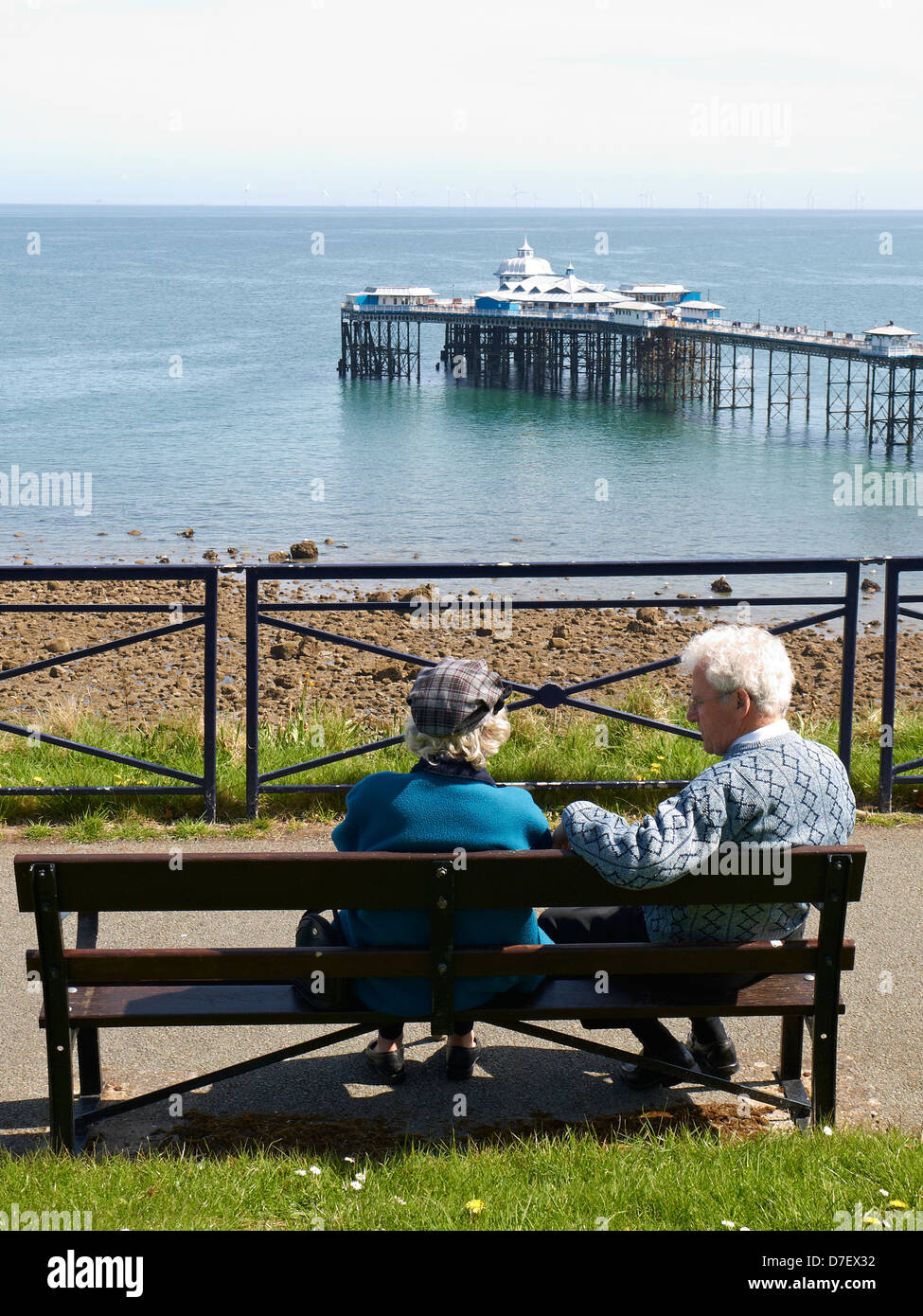 Älteres Ehepaar mit Blick auf Pier in Llandudno Wales UK Stockfoto