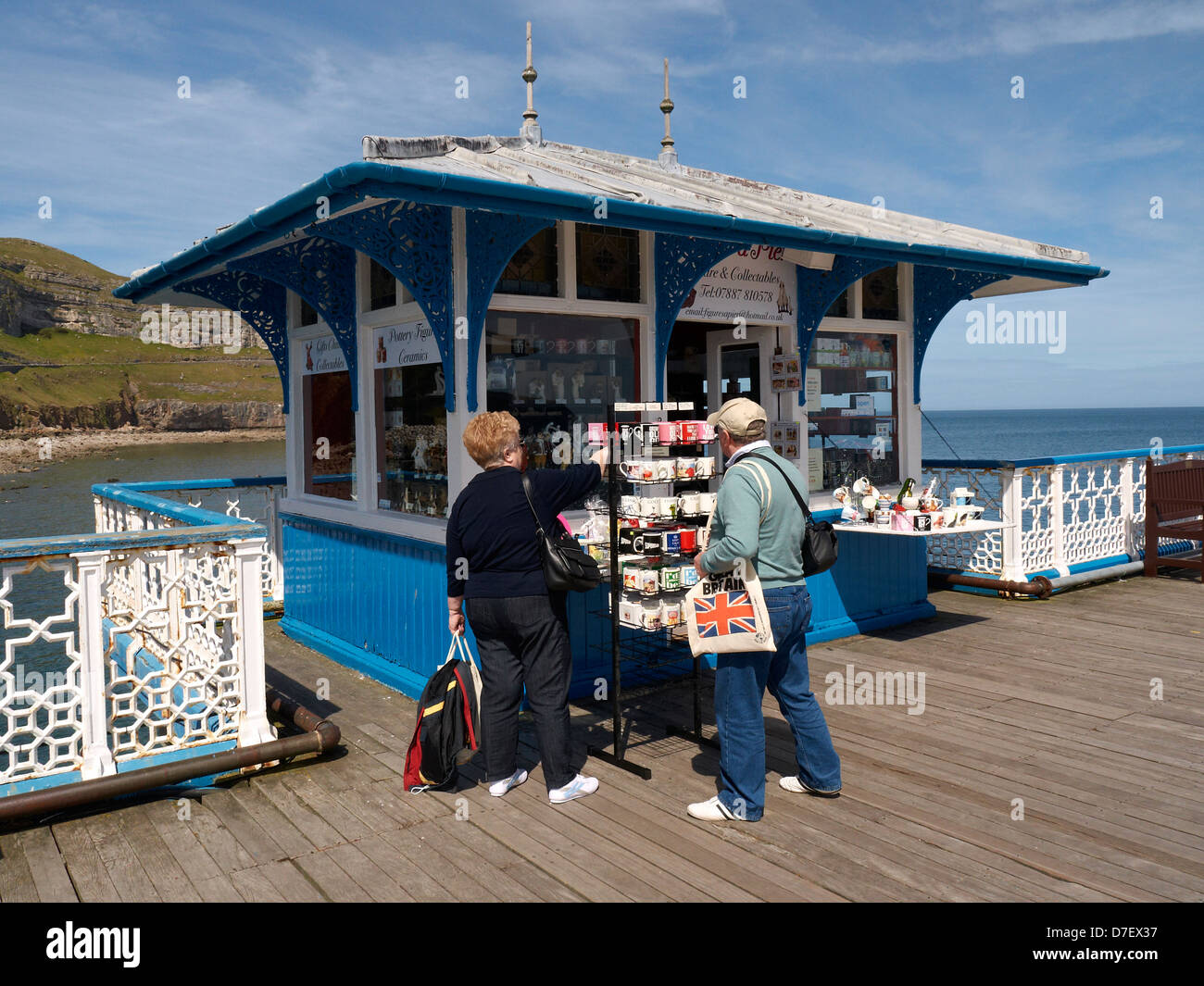 Älteres Ehepaar Blick auf Souvenirs auf dem Pier in Llandudno Wales UK Stockfoto