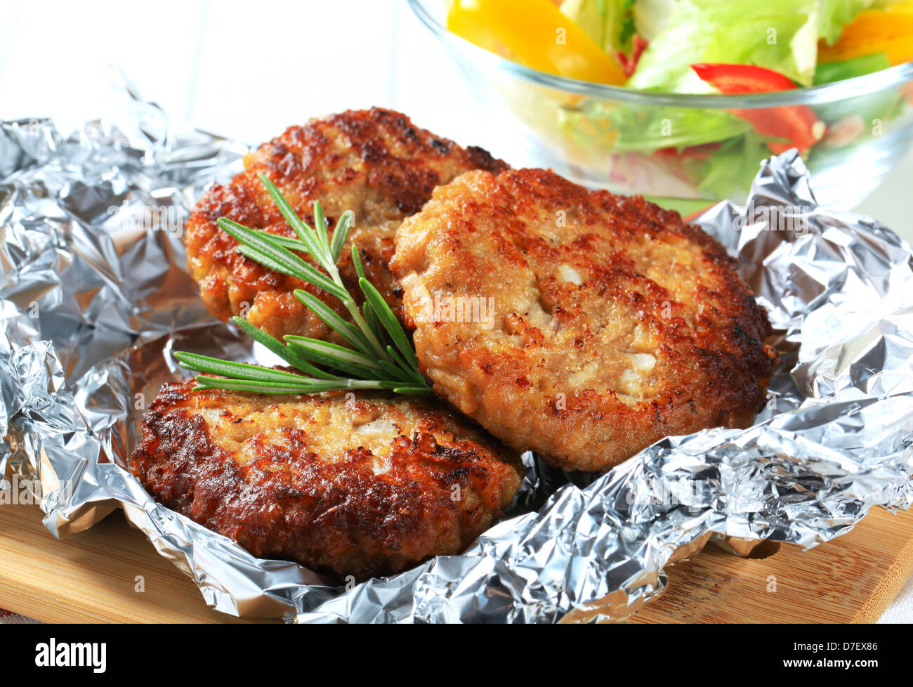 Gemüse Burger auf Alufolie Stockfoto