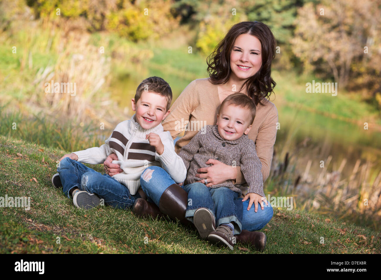 Eine Mutter mit ihren zwei Söhnen in einem Park im Herbst; St. Albert Alberta Kanada Stockfoto