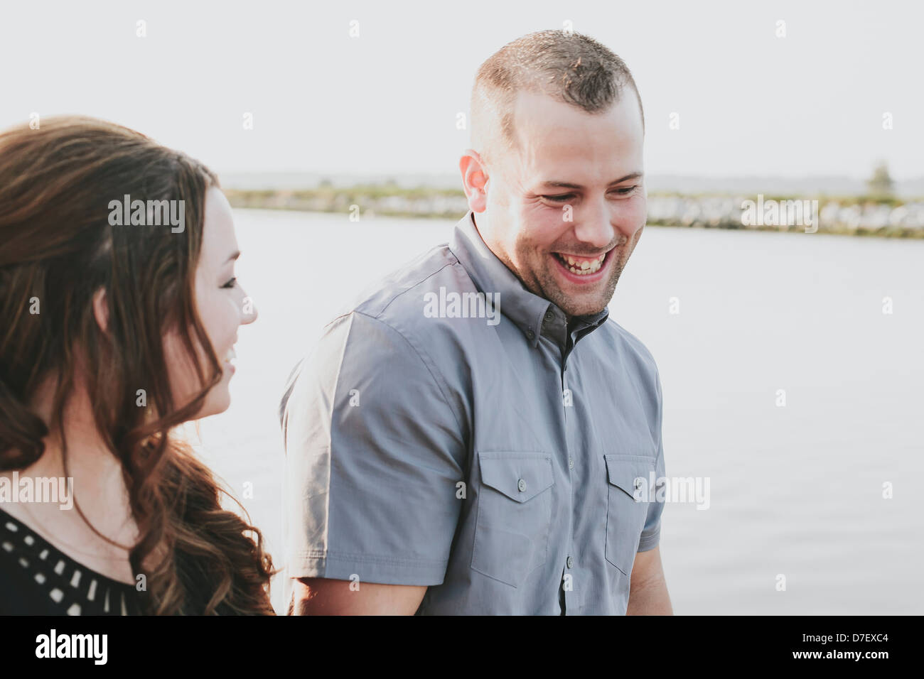 Ein paar am Strand gehen und sprechen; White Rock, British Columbia Kanada Stockfoto